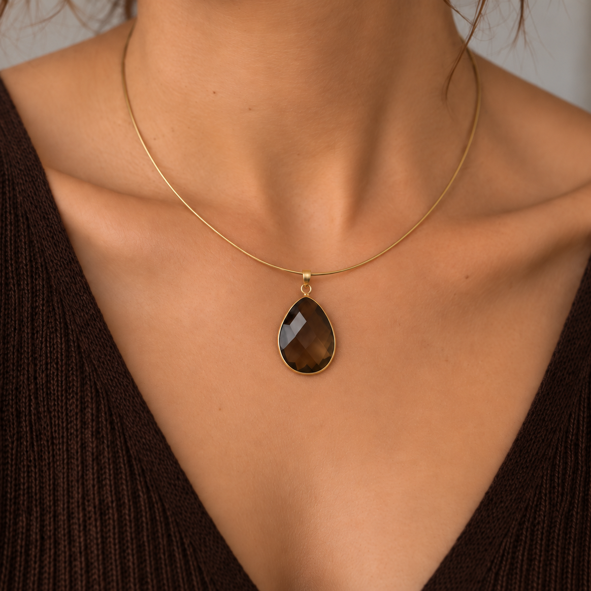 Collar Elegance sobre modelo con escote marrón, cadena de plata chapada en oro y colgante de cuarzo ahumado en forma de lágrima; proporciones ajustadas tomando como referencia una foto real con la cadena a 41 cm.