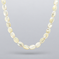 Collar Nácar de cuentas ovaladas de nácar natural, suspendido sobre fondo gris claro en degradado con una sombra suave.