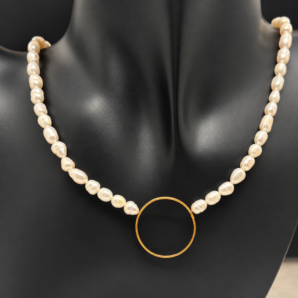 Fotografía real del Collar Pals Round sobre busto negro, con limpieza suave del fondo; perlas irregulares color marfil y aro de plata chapada en oro.