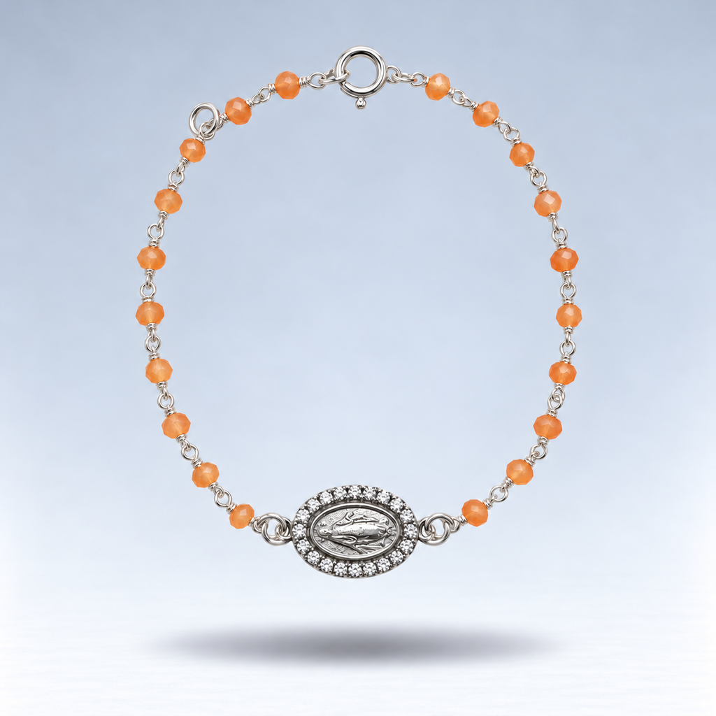 Pulsera Alma de plata con cornalina naranja pastel y medalla de la Virgen con circonitas, suspendida sobre fondo gris claro