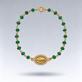 Pulsera Esperanza de ónix verde y plata chapada en oro con medalla de la Virgen y circonitas, suspendida sobre fondo gris claro