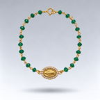 Pulsera Esperanza de ónix verde y plata chapada en oro con medalla de la Virgen y circonitas, suspendida sobre fondo gris claro